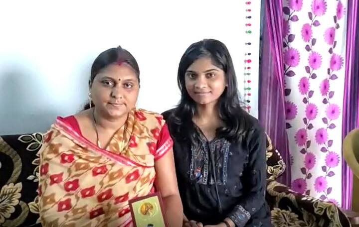 hisha baghel durg auto driver daughter has become first female agniveer of chhattisgarh Hisha Baghel Durg : रिक्षाचालकाची मुलगी ठरली पहिली महिला अग्निवीर, नौदलात निवड; वडीलांची कँसरशी झुंज