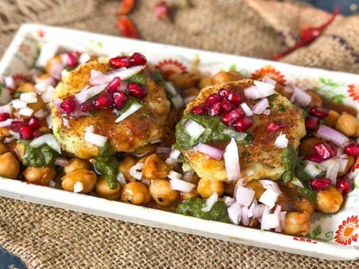 punjabi chole tikki chaat for weekend food recipes वीकेंड पर बनाएं पंजाबी छोले टिक्की चाट, खूब मजे़ से खाएंगे बच्चे