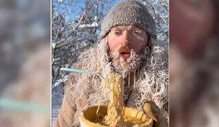 Viral Video: ਖਾਣ ਲਈ ਘਰੋਂ ਬਾਹਰ ਨਿਕਲਿਆ ਸੀ ਵਿਅਕਤੀ, ਦਾੜ੍ਹੀ-ਮੁੱਛਾਂ ਦੇ ਨਾਲ ਕਟੋਰੇ ਵਿੱਚ ਹੀ ਜੰਮ ਗਏ ਨੂਡਲਜ਼