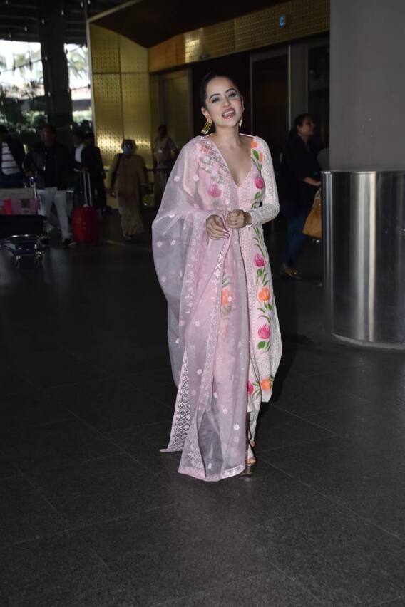 Urfi Javed Looking Stunning In Pink Salwar Suit Spotted At Airpot See