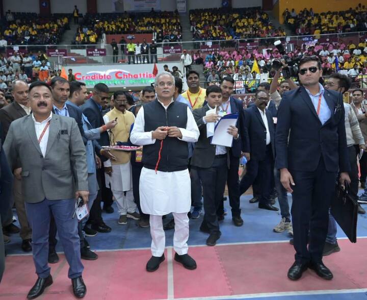 दरअसल ग्राम पंचायत से शुरू हुए छत्तीसगढ़िया ओलंपिक अब राज्य स्तर पर पहुंच गया है. प्रदेशभर से संभाग स्तरीय मैच जीतने के बाद खिलाड़ी फाइनल के लिए रायपुर पहुंचे हैं. 10 जनवरी तक सभी खेल के फाइनल विजेता मिल जाएंगे. इसके लिए मुख्यमंत्री भूपेश बघेल ने रविवार को रायपुर के इंडोर स्टेडियम में छत्तीसगढ़िया ओलंपिक का आगाज कर दिया. इस दौरान मुख्यमंत्री भूपेश बघेल ने कहा है कि छत्तीसगढ़ के पारंपरिक खेलों को बढ़ावा देने के लिए हर साल छत्तीसगढ़िया ओलंपिक का आयोजन सितम्बर-अक्टूबर महीने में किया जाएगा.