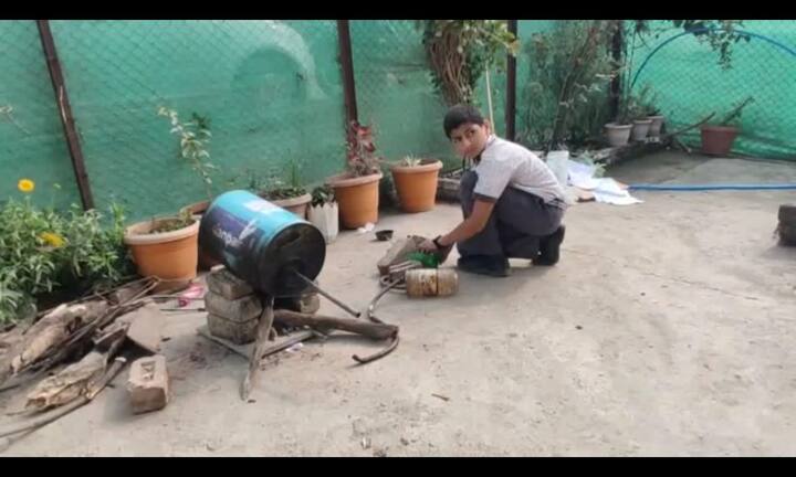 बुलढाण्यातील आठवीच्या विद्यार्थ्यानं प्लास्टिकपासून गॅस तयार करण्याचा प्रकल्प केला आहे. विज्ञान प्रदर्शनात शारदा ज्ञानपीठमध्ये शिकणारा धनंजय थोरात हा आठवीत शिकणारा विद्यार्थी उत्कृष्ट ठरला.