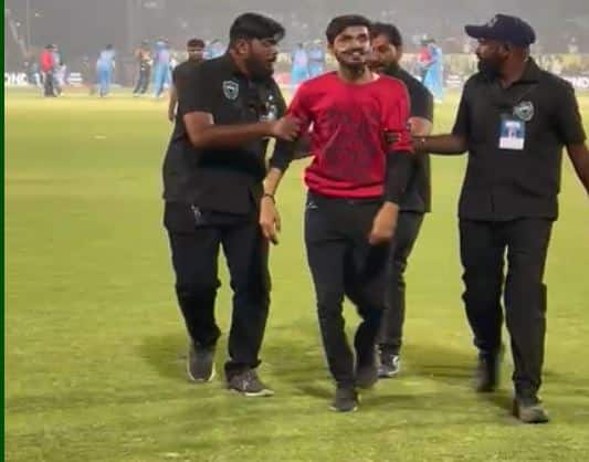 Detention of the youth who entered the ground during the match between India and Sri Lanka IND vs SL T20: ભારત-શ્રીલંકા વચ્ચેની મેચ દરમિયાન મેદાનમાં ઘુસી આવેલા યુવક સામે કાર્યવાહી, પોલીસે કરી અટકાયત