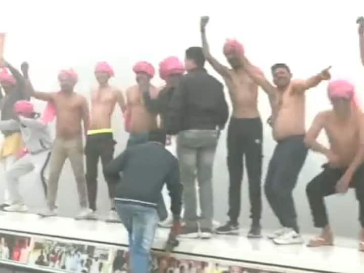 Congress Supporters Dance Shirtless Amid Dense Fog As Bharat Jodo Yatra Passes Through Haryana Karnal Watch Video WATCH: Congress Supporters Dance Shirtless Amid Dense Fog Amid Bharat Jodo Yatra In Karnal