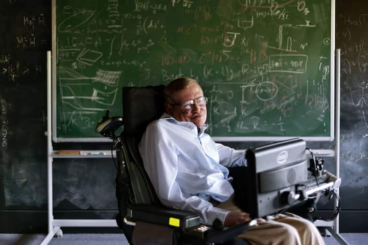 Stephen Hawking: মাত্র ২১ বছরে থাবা বসিয়েছিল দুরারোগ্য ব্যাধি। তার সঙ্গে লড়াই করেই বিজ্ঞানের ইতিহাসে একটা গোটা অধ্যায় হয়ে উঠেছেন তিনি।