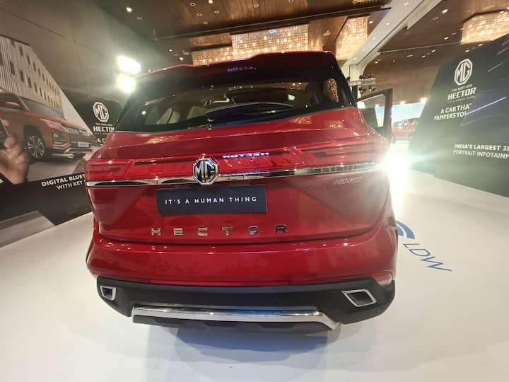 The split headlamp design remains but the headlamp housing has changed while at the rear, there is a new tail-lamp design along with ‘Hector’ badge being repositioned as well. There is a new red strip which connects the tail-lamps as well. (Image Credit: Somanth Chatterjee)
