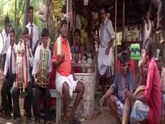 Varisu Vs Thunivu: யாரு பெருசு..? போஸ்டர் அடிச்சு காட்டும் மதுரை விஜய் - அஜித் ரசிகர்கள்..!