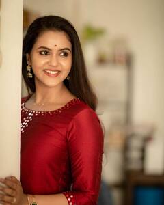 வெட்கத்தைக் கேட்டால் என்ன தருவாய்... சைத்ரா ரெட்டி க்யூட் ஃபோட்டோஸ்!