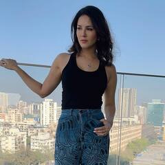 Sunny Leone Photos: बॉलीवुड एक्ट्रेस सनी लियोनी ने सर्दी के मौसम में पहनी ऐसी जींस, देखते ही पहनने का आपका दिल भी करेगा
