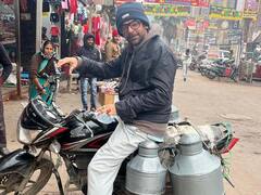 कड़ाके की ठंड में दूध बेचने निकला कॉमेडियन! लोग बोले- भइया पानी थोड़ा कम मिलाया करो