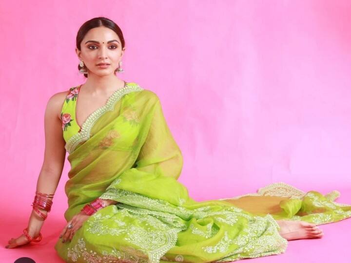 Kiara Advani: एक बार फिर शादी ब्याह का सीजन शुरू होने वाला है. ऐसे में अगर आप सबसे खूबसूरत दिखना चाहती हैं तो हम आपको बताते हैं एक्ट्रेस कियारा आडवाणी के इंडियन लुक्स जो आपको इंस्पायर कर सकते हैं.