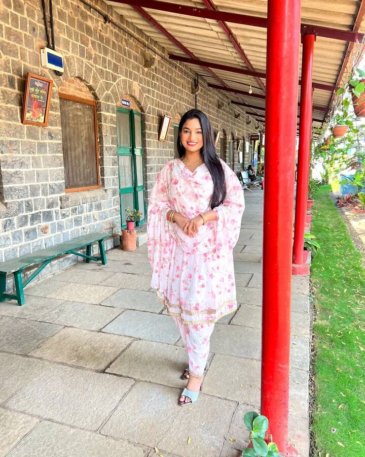 तिचे सोशल मीडियावर लाखो फॉलोअर्स आहेत. राजेश्वरी अनेकदा आपल्या चाहत्यांच्या कमेंट्सला भन्नाट उत्तरं देखील देते.(फोटो सौजन्य :rajeshwariofficial/इंस्टाग्राम)