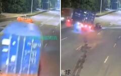 ਤੇਜ਼ ਰਫਤਾਰ ਟਰੱਕ ਦੀ ਟੱਕਰ ਤੋਂ ਬਾਈਕ ਸਵਾਰ ਵਾਲ-ਵਾਲ ਬਚਿਆ, ਵੀਡੀਓ ਦੇਖ ਕੇ ਹੋ ਜਾਵੋਗੇ ਹੈਰਾਨ