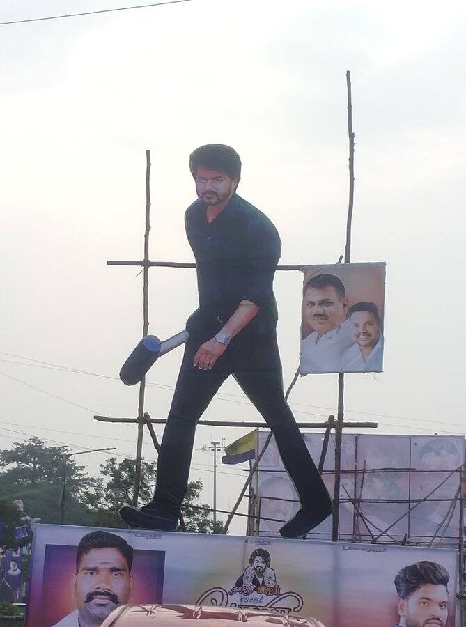 நடிகர் விஜய்யின் வாரிசு புகைப்படத்தை குட்டி கட்-அவுட் ஆக்கிய ரசிகர்கள்