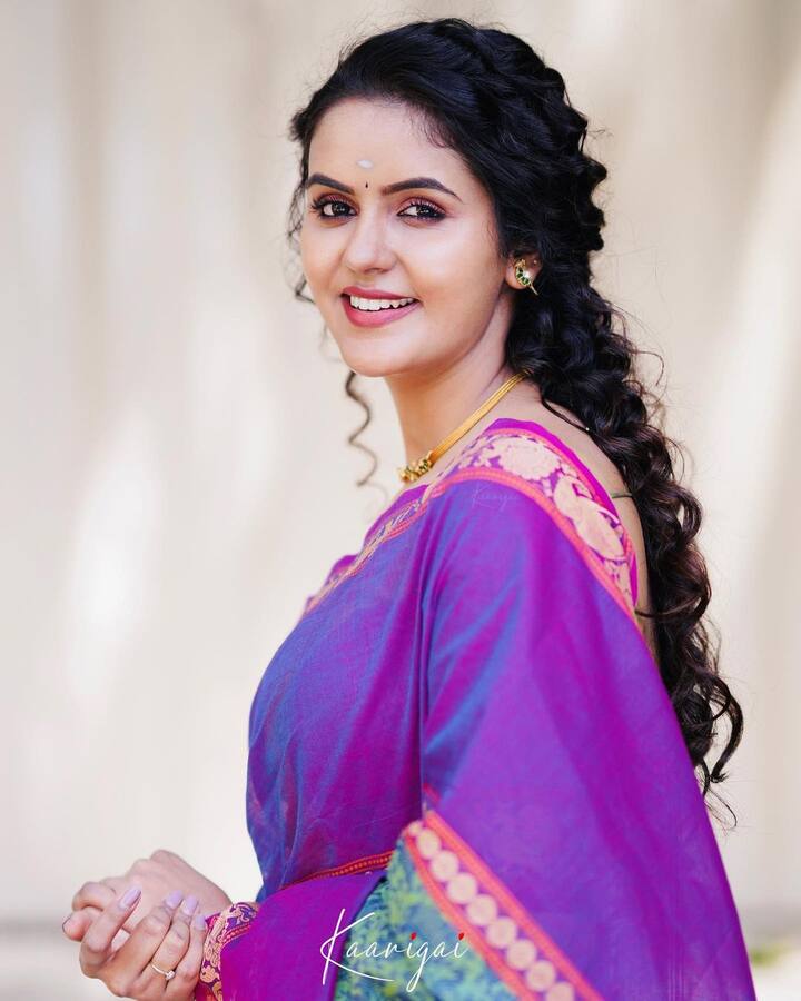 சமீபத்தில் முசிறியில் நடந்த கடை திறப்பு விழாவில் இவரைக் காண கூட்டம் முண்டியடித்தது