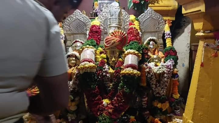 अहमदनगरच्या पारनेर तालुक्यातील कोरठण खंडोबा येथील खंडोबाची यात्रा ही प्रसिद्ध आहे.100 फुटाहून अधिक उंच अशा मानाच्या काठ्या हे या यात्रेचे वैशिष्ट्य आहे.