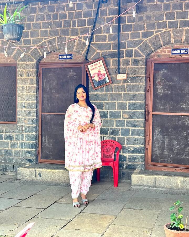 आता राजेश्वरी खरात हिने अतिशय सिम्पल लूकमधील फोटो शोषल मीडियावर शेअर केले आहेत. या फोटोंमध्ये तिने सलवार सूट परिधान केला आहे.(फोटो सौजन्य :rajeshwariofficial/इंस्टाग्राम)
