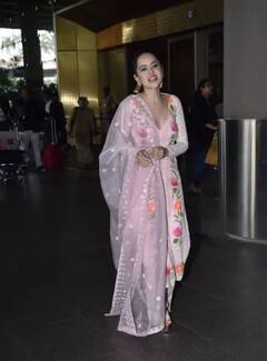 ਬੈਕਲੇਸ ਪਿੰਕ ਸਲਵਾਰ-ਸੂਟ 'ਚ ਕਾਫੀ ਗਲੈਮਰਸ ਲੱਗ ਰਹੀ ਸੀ ਉਰਫੀ ਜਾਵੇਦ...