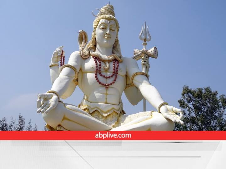 शंकर भगवान इतने भोले हैं कि वो एक लोटे जल से भी प्रसन्न हो जाते हैं. सुबह स्नान करने के बाद किसी शिव मंदिर में जाकर शिवलिंग पर जल अर्पित करने से शिव की कृपा मिलती है.