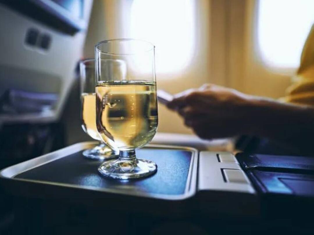 Air India Peeing Incident: 48% Fliers Now Want Ban on Serving Alcohol on International Flights Survey Air India: ఫ్లైట్‌లో ఆల్కహాల్ బ్యాన్‌ చేయాలా? ఆసక్తికర విషయాలు వెల్లడించిన సర్వే