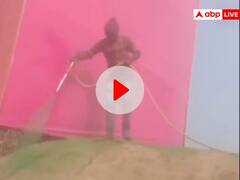 Watch: गजब का कारनामा! इंदौर में प्रवासी सम्मेलन से पहले हरे रंग से रंगी गई घास, वीडियो देख यूजर्स ने लिए मजे