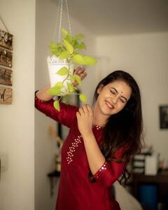 வெட்கத்தைக் கேட்டால் என்ன தருவாய்... சைத்ரா ரெட்டி க்யூட் ஃபோட்டோஸ்!