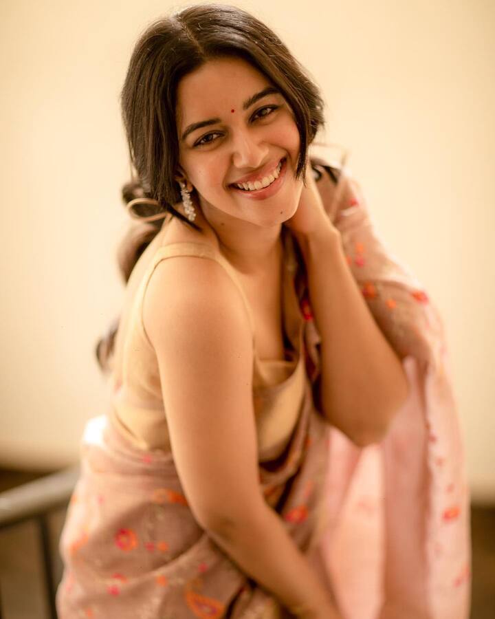 எனிமி திரைப்படத்தின் 'டம் டம்' பாடல் மூலம் அதிகம் பிரபலமடைந்தவர்.