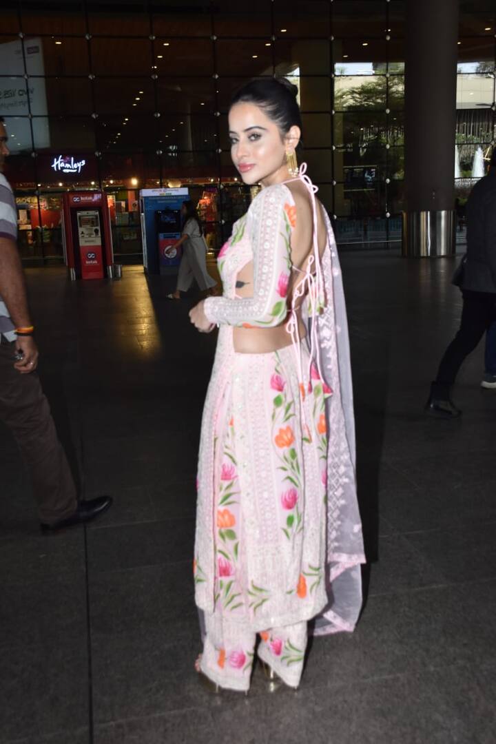 Urfi Javed Looking Stunning In Pink Salwar Suit Spotted At Airpot See