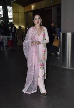 ਬੈਕਲੇਸ ਪਿੰਕ ਸਲਵਾਰ-ਸੂਟ 'ਚ ਕਾਫੀ ਗਲੈਮਰਸ ਲੱਗ ਰਹੀ ਸੀ ਉਰਫੀ ਜਾਵੇਦ...