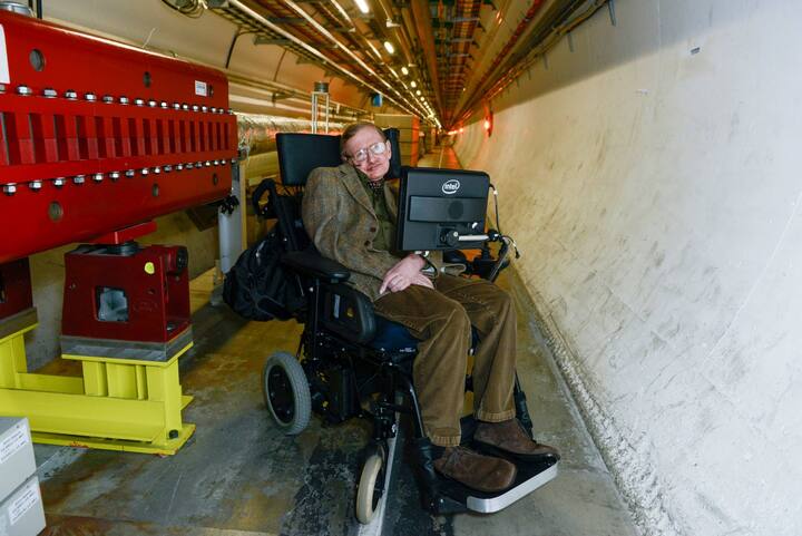 তাঁর প্রকাণ্ড কর্মজীবনে ব্রহ্মাণ্ড তৈরি এবং তার চালিকাশক্তি এবং তার নিয়ম নিয়ে বহু কাজ রয়েছে। এর মধ্য়ে সবচেয়ে আলোচিত এবং উল্লেখযোগ্য বিগ ব্যাং থিয়োরি (Big Bang Theory), কৃষ্ণ গহ্বর (Black Hole), স্পেসটাইম (Spacetime).