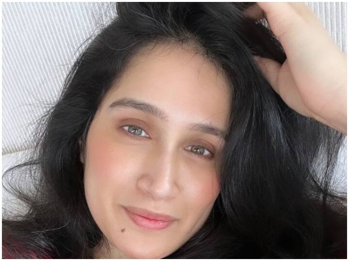 जहीर चाहते थे कि उनके घरवाले सागरिका को पसंद कर लें. ऐसे में उन्होंने चक दे इंडिया की सीडी मंगाकर घरवालों को फिल्म दिखाई. साथ ही, उन्हें मनाने की सफल कोशिश भी की.