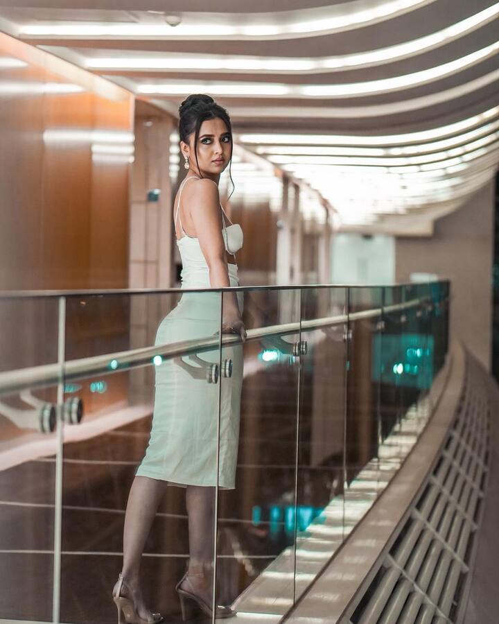 बिग बॉस 15 की विनर और सीरियल नागिन से हर घर में पहचान बनाने वाली अभिनेत्री तेजस्वी प्रकाश ने हाल ही में अपनी तस्वीरें शेयर की हैं. व्हाइट कलर के बॉडीकॉन गाउन में तेजस्वी प्रकाश बेहद प्यारी लग रही हैं.