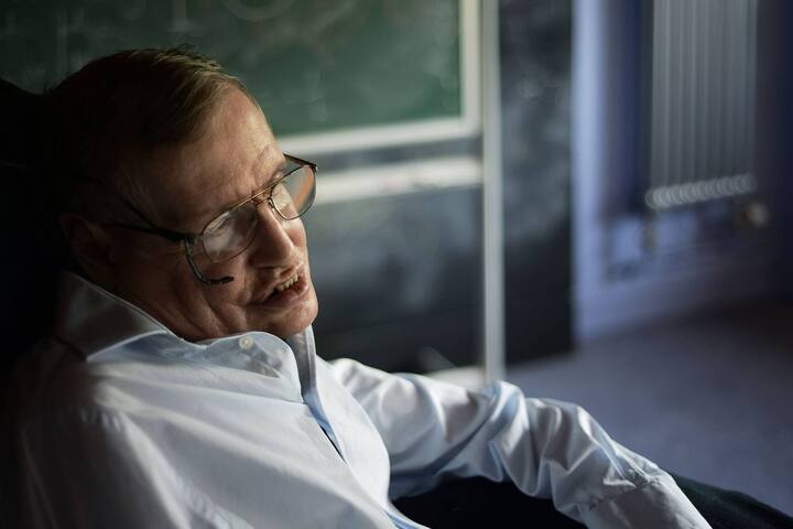 কেমব্রিজে তৈরি একটি বিশেষ যন্ত্রের সাহায্যে, গালের পেশি ব্যবহার করে যান্ত্রিক স্বরের মাধ্যমে কথা বলতে শুরু করেন হকিং।