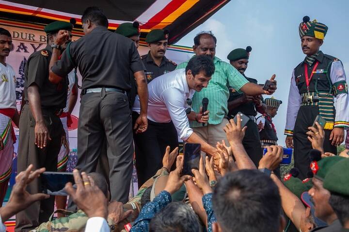 இதில் கலந்து கொண்டவர்களுக்கு ஜீவா கைகொடுத்த காட்சி