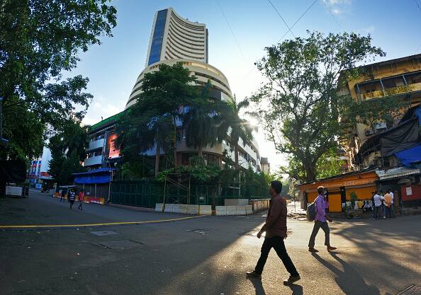 Foreign Investors Begin New Year In Sell-Off Mode, Pull Out Rs 5,900 Crore From Market In A Week Foreign Investors Begin New Year In Sell-Off Mode, Pull Out Rs 5,900 Crore From Market In A Week