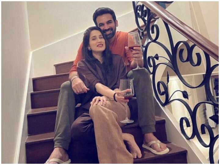 अब हम आपको सागरिका और जहीर खान की प्रेम कहानी से रूबरू कराते हैं. दरअसल, दोनों की मुलाकात युवराज सिंह और हेजल कीच के रिसेप्शन में हुई थी.