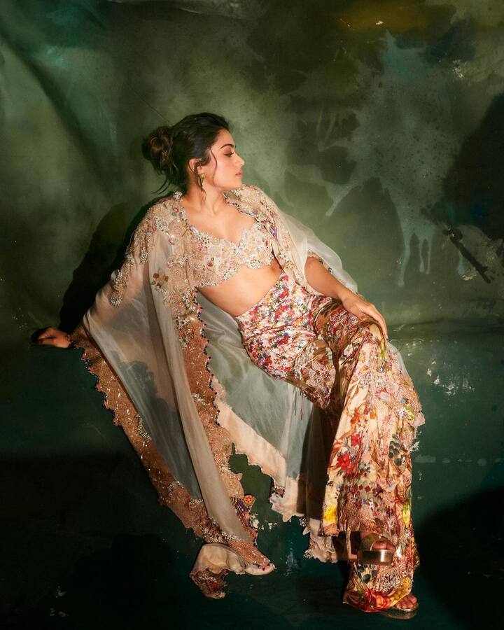 या लूकमध्ये तिने आपल्या वेस्टर्न आऊटफिटला एथनिक टच दिला आहे. (फोटो सौजन्य :rashmika_mandanna/इंस्टाग्राम)