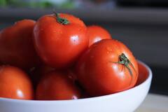 Tomato : लाल-लाल टोमॅटो आरोग्यासाठी गुणकारी तितकाच घातकही; वाचा याचे तोटे