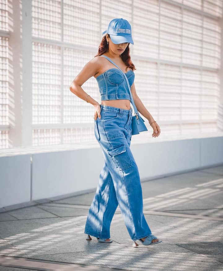 अवनीत ऑल डेनिम लूकमध्ये स्टाईलिश दिसत आहे.