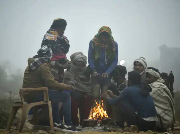 वाढत्या थंडीचा परिणाम मानवी जीवनावर देखील होत असल्याचं दिसत आहे. दिल्लीत कडाक्याच्या थंडीमुळं रस्त्यावरील गर्दीही कमी दिसत आहे. जनजीवन पूर्णपणे विस्कळीत झालं आहे