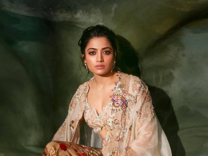 सोशल मीडियावर देखील रश्मिकाचा जलवा पाहायला मिळत आहे. अभिनयच नव्हे तर, रश्मिका फॅशन विश्वात देखील सक्रिय झाली आहे. (फोटो सौजन्य :rashmika_mandanna/इंस्टाग्राम)