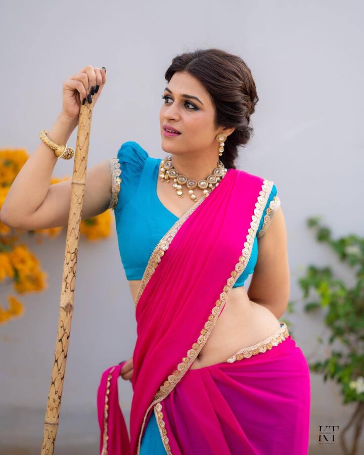 లంగావోణి, చేతిలో క్యారేజ్‌తో శ్రద్ధా దాస్ సొగసుల వడ్డన చేసింది. Photo Credit: Shraddha Das/Instagram