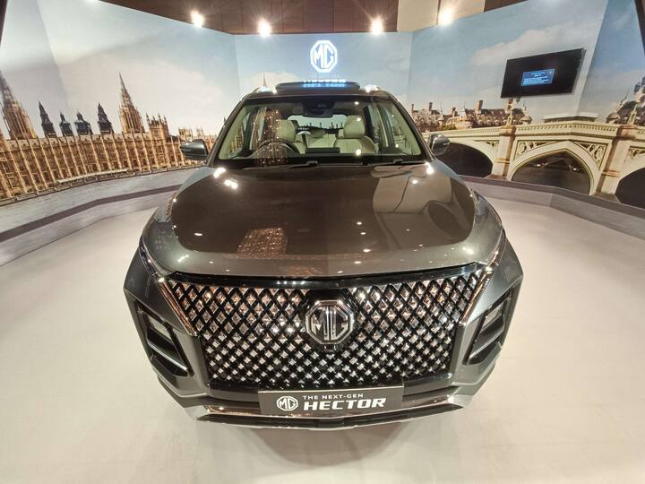 Recently we had a first look of the new MG Hector and this SUV gets quite a lot of updates including a styling change and more features. The Rs 10-25 lakh SUV space has seen a lot of competition recently and the Hector too, gets a big change. Cosmetically, the huge new grille is a major talking point which stretches towards the entire front of the car. A closer look reveals that there is a new pattern to the grille as well along with the chrome surrounds. The huge grille is a talking point and divides opinion for sure while in darker colours, it looks good. (Image Credit: Somanth Chatterjee)