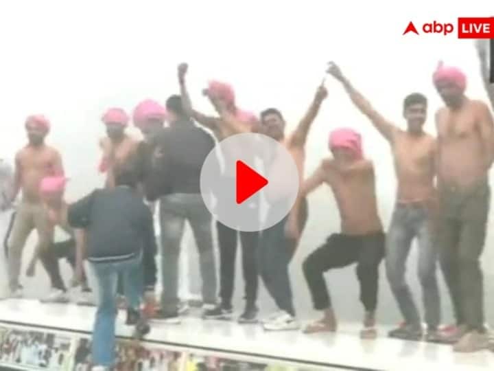 Watch Congress workers welcome Rahul gandhi in shirtless dance amid chilling cold fog Bharat Jodo yatra karnal Haryana Watch: कड़ाके की ठंड भी बेअसर, कार्यकर्ताओं में दिखा राहुल गांधी सा जोश, बिना शर्ट के डांस करते आए नजर