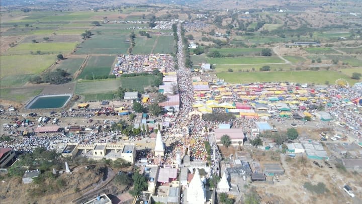 अहमदनगरच्या पारनेर तालुक्यातील कोरठण खंडोबा येथील खंडोबाची यात्रा ही प्रसिद्ध आहे.100 फुटाहून अधिक उंच अशा मानाच्या काठ्या हे या यात्रेचे वैशिष्ट्य आहे.