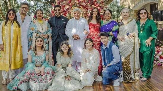 बता दें कि शाक्य और अकीरा अख्तर फरहान अख्तर की एक्स वाइफ अधुना भबानी की बेटियां हैं. सामने आई इन तस्वीरें में सभी एक साथ सेलिब्रेशन मूड में दिखाई दे रहे हैं और काफी खुश नजर आ रहे हैं. शिबानी ने फरहान अख्तर के पास्ट को समझते हुए शादी है ऐसे में बेटियों समेत पूरे परिवार ने भी शिबानी को जोरदार स्वागत किया है.