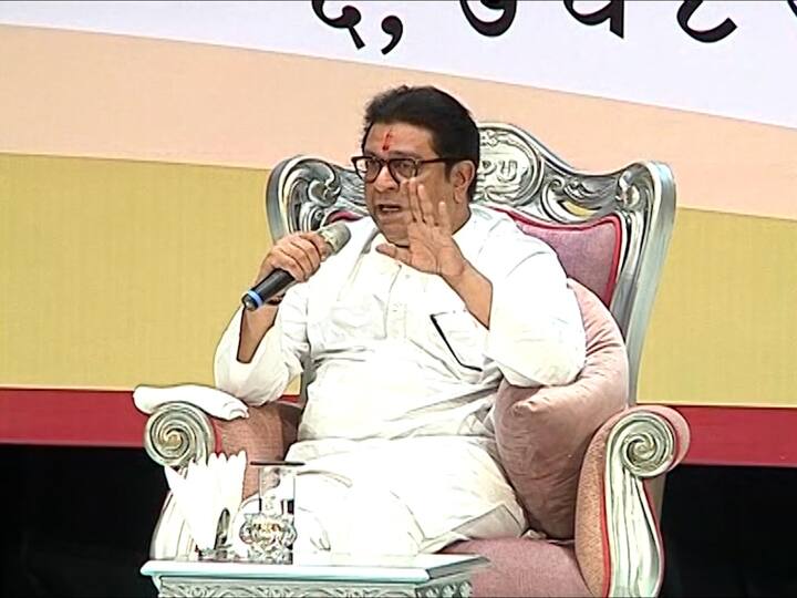 देशाचे पंतप्रधान नरेंद्र मोदी यांनी देशातील प्रत्येक राज्याकडे समान बघितले पाहिजे. आपण गुजरातचे आहोत म्हणून फक्त गुजरातला प्राधान्य देणं योग्य नसल्याचे राज ठाकरे म्हणाले.