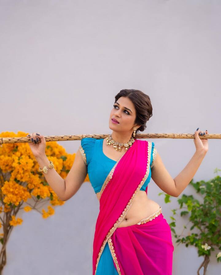 'ఆర్య-2' సినిమాలో వన్ సైడ్ లవర్ పాత్రలో కనిపించి ఆకట్టుకుంది. Photo Credit: Shraddha Das/Instagram