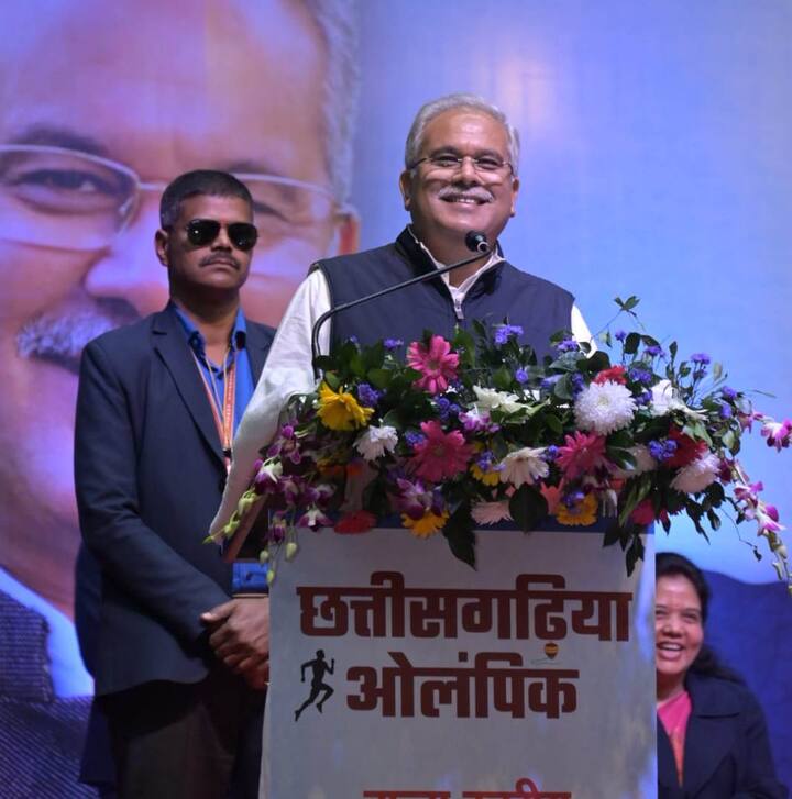 साथ ही नगरीय क्षेत्रों में एक लाख 30 हजार से ज्यादा लोगों की भागीदारी रही. इंडोर और आउटडोर खेलों को अलग-अलग जगह आयोजित किया जा रहा है. अधिकारी रेणु पिल्ले ने बताया कि बलबीर सिंह जुनेजा इनडोर स्टेडियम में फुगड़ी, बिल्लस, भंवरा, बाटी और कबड्डी खेल आयोजित किया जाएगा. छत्रपति शिवाजी महाराज आउटडोर स्टेडियम में संखली, रस्साकशी, लंगडी, पिट्ठुल, गेंडी दौड़ का आयोजन होगा. माधव राव सप्रे उच्चतर माध्यमिक विद्यालय में खो-खो और गिल्ली डंडा और स्वामी विवेकानंद स्टेडियम कोटा में लंबी कूद और 100 मीटर दौड़ खेलों की प्रतिस्पर्धाएं आयोजित की जा रही है.