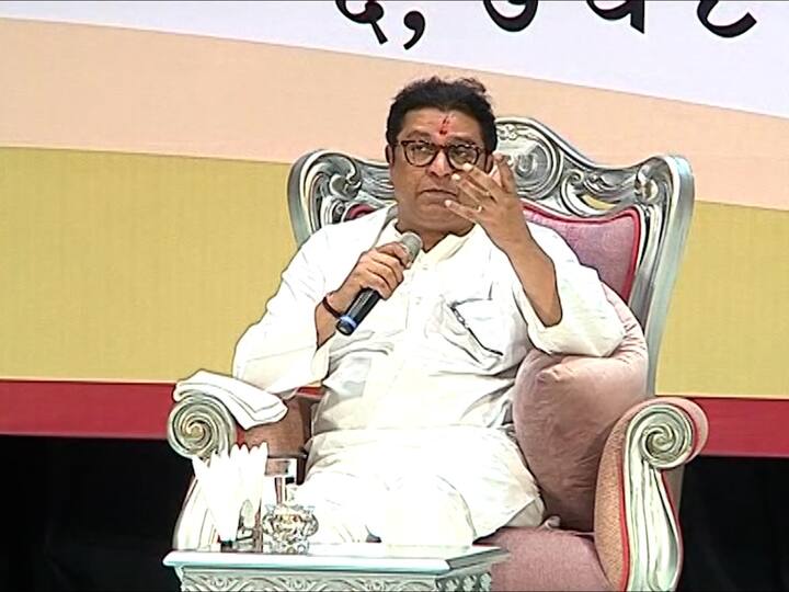 प्रत्येक मूलभूत गरजांशी राजकारण जोडलेलं आहे. मग तुम्ही राजकारणाला तुच्छ का मानता? तुम्ही पुढं येणार असाल तर मी सोबत असल्याचे राज ठाकरे म्हणाले.